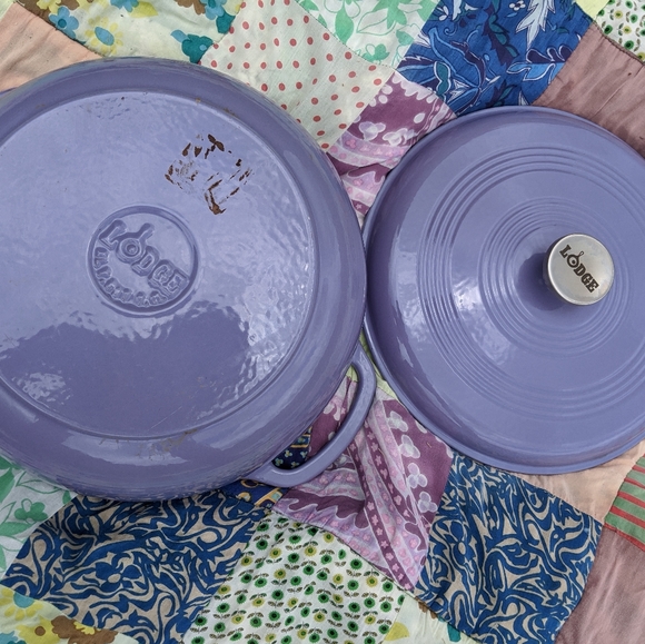 SOLD Lodge 7.5 Quart Lilac Dutch Oven - Picture 6 of 6